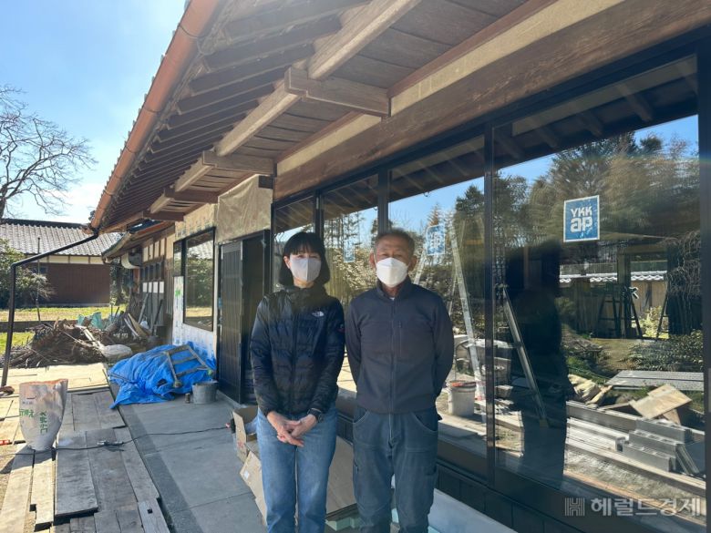 지난달 15일 만난 단바사사야마시 이주자 도다 게이지(오른쪽)-유미코 부부. 고베에서 이주하기 위해 단바사사야마시의 고민가를 매수해 수리하고 있는 이들은 “고민가를 사고 난 후 이곳 지역주민과 교류를 시작했는데 따뜻한 사람들이 많아 지역활동에 더 자주 참여해야겠다는 생각이 들었다. 이주 후 이곳에서 장사를 할 계획을 세우고 있다”고 전했다. 신혜원 기자