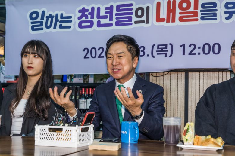 국민의힘 김기현 대표가 13일 서울 구로구의 한 카페에서 열린 일하는 청년들의 내일을 위한 두 번째 이야기 간담회에서 발언하고 있다. [연합]