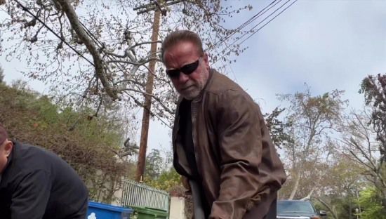 아놀드 슈왈제네거가 직접 포트홀을 메우는 모습이 포착됐다. 선행인 줄 알았으나 결론적으로 민폐였다.