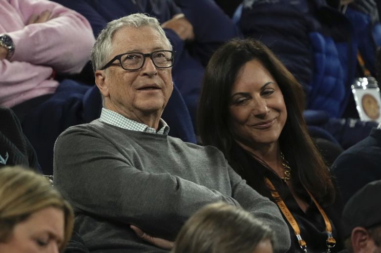 마이크로소프트(MS) 공동창업자 빌 게이츠가 16일(현지시간) 미국 캘리포니아주 인디언웰스에서 개최된 남자프로테니스(APT) 투어 BNP 파리바오픈에서 펠릭스 오제 알리아심(캐나다)과 카를로스 알카라스(스페인)의 경기를 지켜보고 있다. [연합]