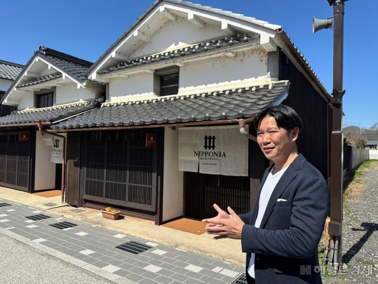 후지와라 다케시 주식회사NOTE 대표가 지난달 15일 일본 효고현 단바사사야마시 가와라마치 거리에 있는 닛포니아(Nipponia)호텔 객실 앞에서 관련 설명을 하고 있다. 신혜원 기자