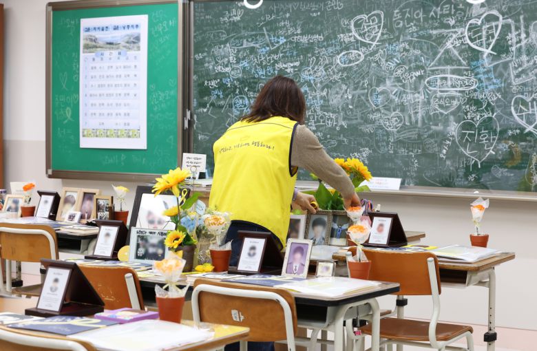 세월호 참사 9주기를 이틀 앞둔 지난 14일 경기도 안산시 단원고 4.16기억교실에서 유가족이 책상 위 물품을 정리하고 있다. [연합]