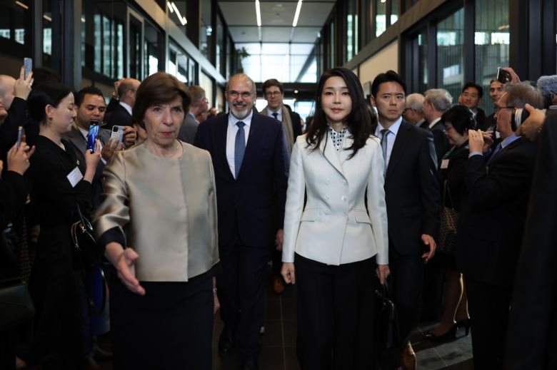 김건희 여사가 15일 서울 서대문구 주한 프랑스 대사관에서 열린 신축 대사관 개관식에 카트린 콜로나 프랑스 외교장관과 함께 입장하고 있다. 연합뉴스