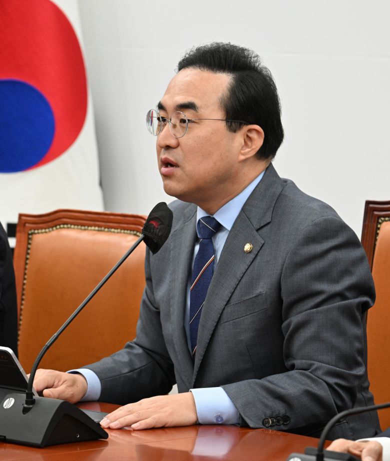 박홍근 더불어민주당 원내대표가 18일 서울 영등포구 여의도 국회의사당 본청에서 열린 더불어민주당 원내대책회의에 참석해 발언하고 있다. 임세준 기자