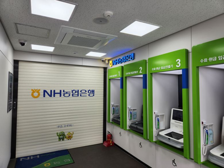 서울 한 시중은행의 출입문이 굳게 닫혀 있다. 김광우 기자