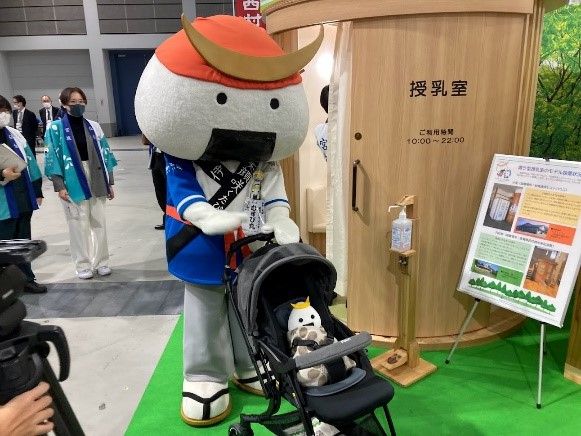 일본 미야기현이 시행하는 육아 정책을 홍보하기 위해 미야기현 캐릭터가 유모차를 끌고 나왔다. [일본 미야기현 제공]