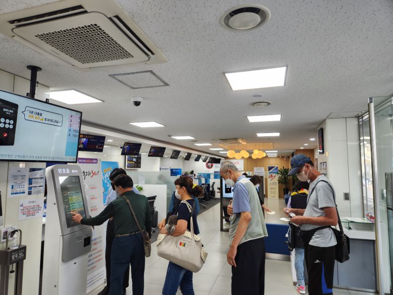 서울 한 시중은행을 찾은 고객들이 줄을 서있다. 김광우 기자