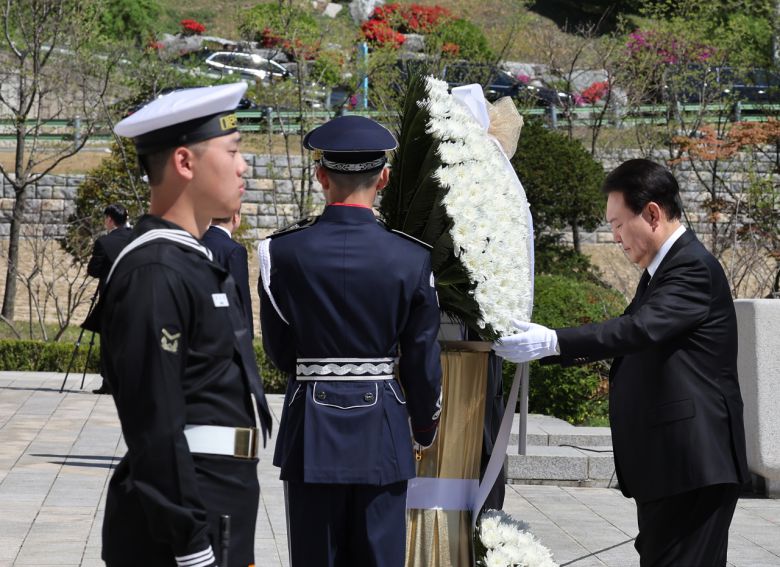 윤석열 대통령이 19일 서울 강북구 수유동 국립4·19민주묘지에서 열린 제63주년 4·19혁명 기념식에서 기념탑에 헌화하고 있다. [연합]