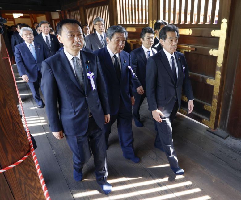 일본 자민당의 아이자와 이치로 의원(오른쪽) 등 '다함께 야스쿠니 신사에 참배하는 국회의원 모임' 소속 국회의원들이 21일 야스쿠니신사 집단참배에 나서고 있다. [연합]