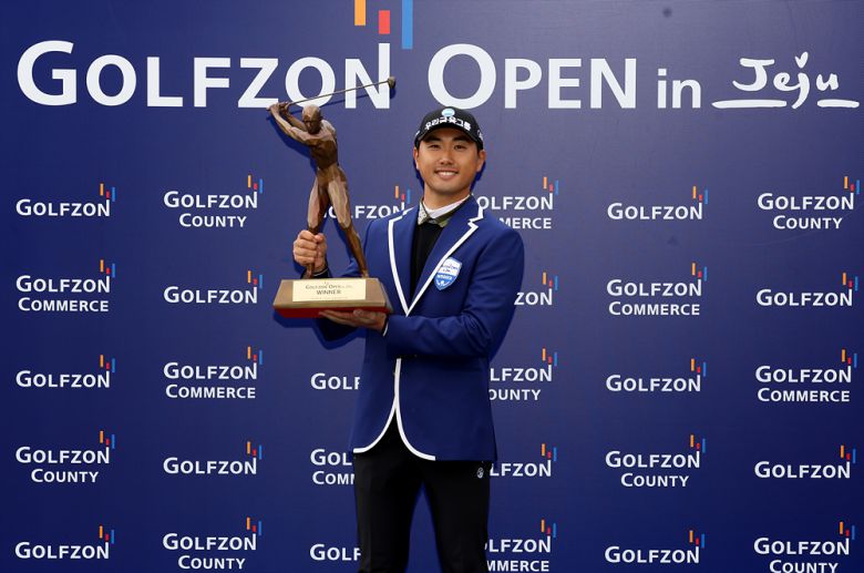 우승컵을 들고 기뻐하는 조우영.[KPGA 제공]