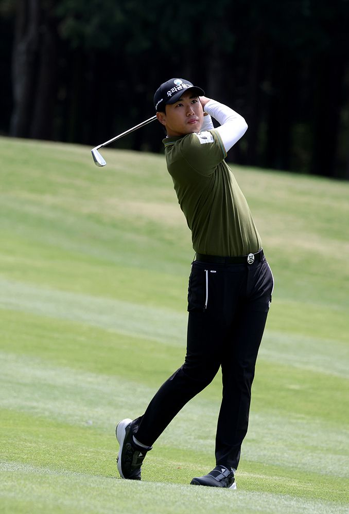 조우영이 6번홀에서 세컨샷을 하고 있다.[KPGA 제공]