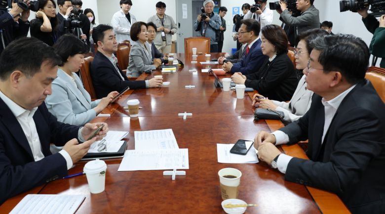 초당적 정치개혁 의원모임이 24일 국회에서 회의를 하고 있다. 연합뉴스