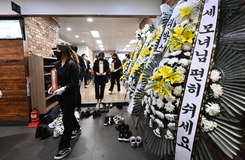 지난해 8월 26일 오전 경기도 수원시 권선구 수원중앙병원 장례식장에서 열린 '수원 세모녀' 발인식에서 수원시 관계자들이 세 모녀의 위패를 옮기고 있다. [연합]