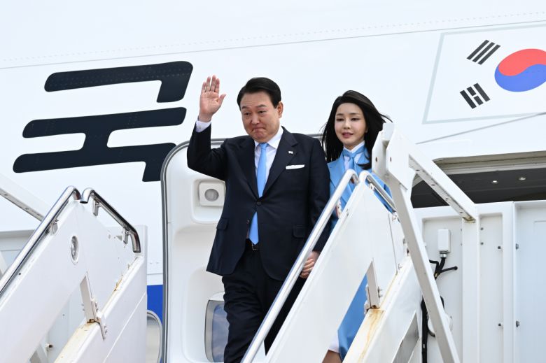 미국을 국빈 방문하는 윤석열 대통령과 김건희 여사가 24일 오후(현지시간) 미국 워싱턴DC 인근 앤드루스 공군기지에 도착, 공군 1호기에서 내리며 손을 들어 인사하고 있다. [연합]