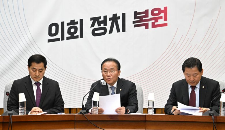 윤재옥 국민의힘 원내대표가 25일 서울 영등포구 여의도 국회의사당 본청에서 열린 국민의힘 원내대책회의에 참석해 발언하고 있다. 임세준 기자