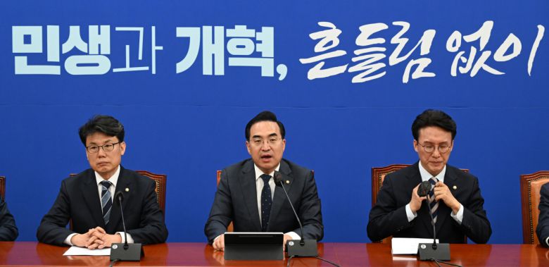 박홍근(가운데) 더불어민주당 원내대표가 25일 서울 영등포구 여의도 국회의사당 본청에서 열린 더불어민주당 원내대책회의에 참석해 발언하고 있다. 임세준 기자