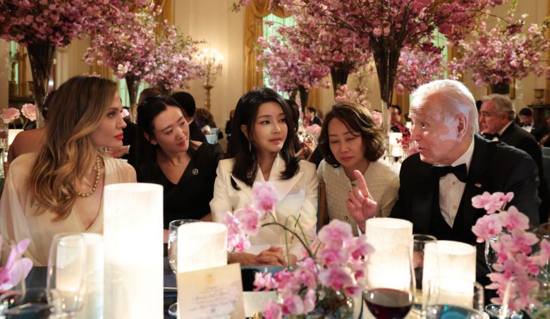 미국을 국빈 방문한 윤석열 대통령의 부인 김건희 여사가 26일(현지시간) 워싱턴DC 백악관에서 열린 국빈만찬에서 조 바이든 미국 대통령, 헐리우드 스타 안젤리나 졸리와 이야기를 나누고 있다. [공동취재]