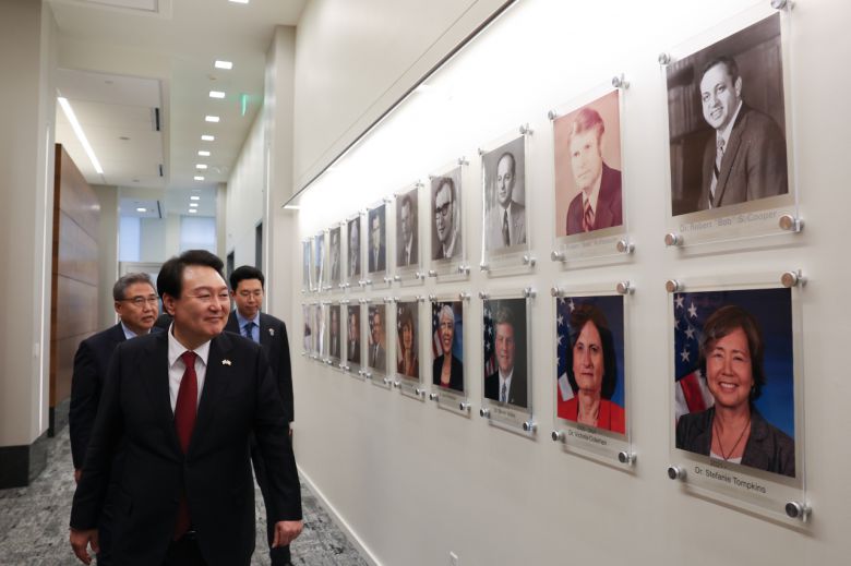 미국을 국빈 방문 중인 윤석열 대통령이 27일(현지시간) 워싱턴DC 인근의 미 국방고등연구계획국(DARPA)을 방문, 역대 DARPA 국장들의 사진을 살펴보고 있다. [연합]
