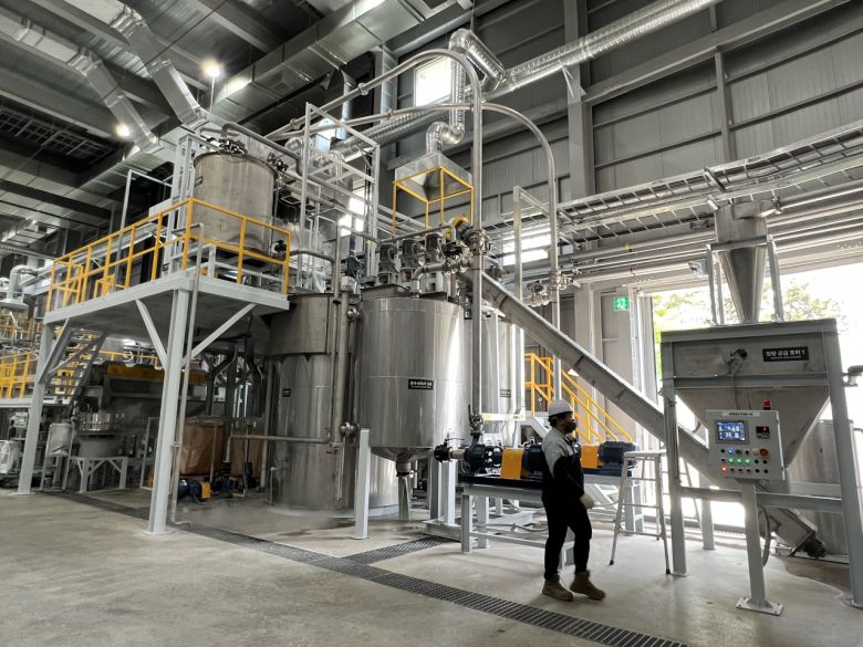 지난 28일 찾은 경기 화성시 우정읍 수퍼빈의 아이엠팩토리에서 한 작업자가 세척기에 페트 플레이크를 공급하는 장치를 확인하고 있다. 김은희 기자