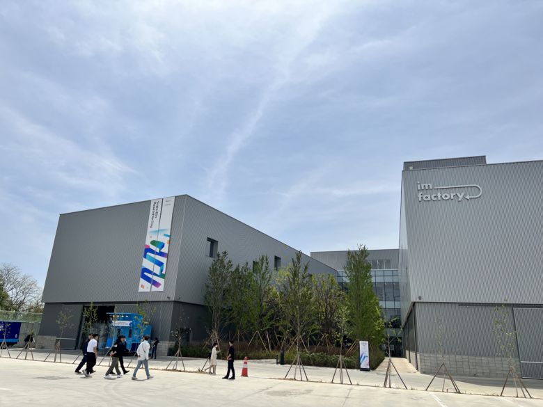 지난 28일 찾은 경기 화성시 우정읍 수퍼빈의 아이엠팩토리. 공장 중앙으로 작은 숲이 조성돼 있다. 김은희 기자