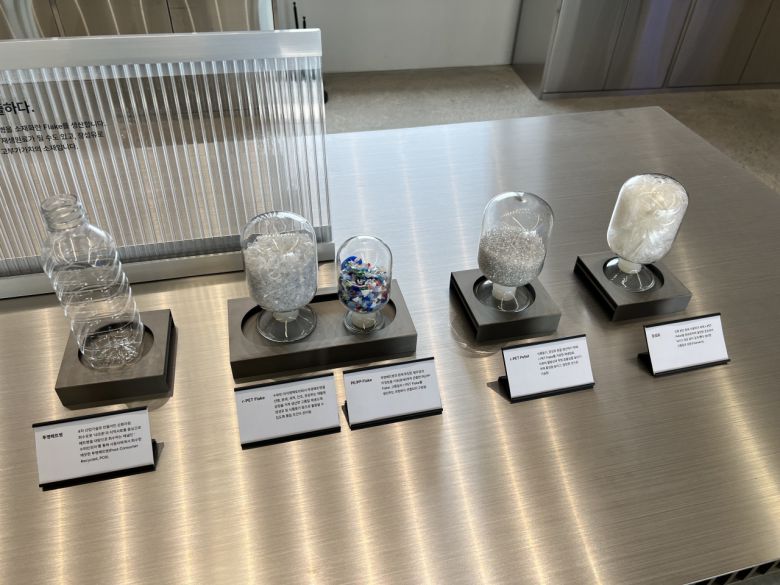 지난 28일 찾은 경기 화성시 우정읍 수퍼빈의 아이엠팩토리에 재활용 페트 플레이크 등이 전시돼 있다. 김은희 기자