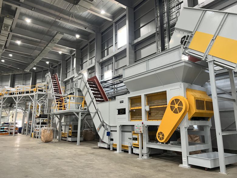 지난 28일 찾은 경기 화성시 우정읍 수퍼빈의 아이엠팩토리에서 폐페트병을 분리·선별하고 있는 모습. 김은희 기자