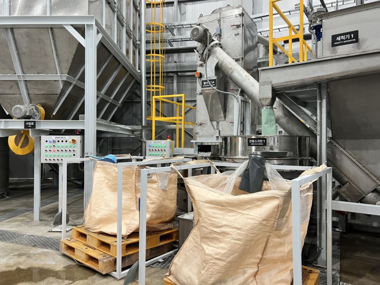 지난 28일 찾은 경기 화성시 우정읍 수퍼빈의 아이엠팩토리에서 폐페트병을 수분 분쇄하고 있는 모습. 김은희 기자