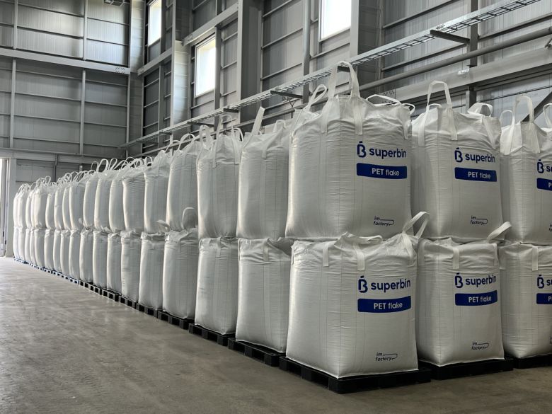 지난 28일 찾은 경기 화성시 우정읍 수퍼빈의 아이엠팩토리에 재활용 페트 플레이크가 놓여 있는 모습. 김은희 기자