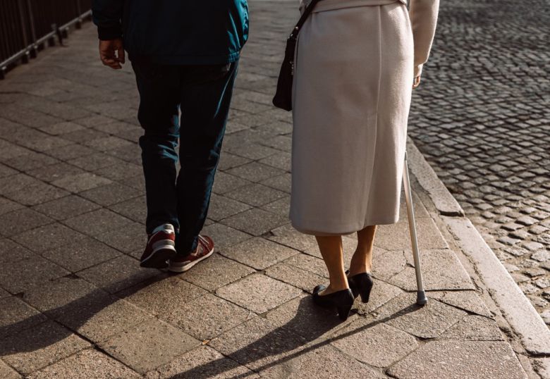 걷는 모습으로 척추 건강을 유추해 볼 수 있다. 만약 평소 목이나 허리 통증과 팔이나 다리로 뻗어 나가는 방사통을 호소하면서 걷는 모습이 다르다면 병원을 찾아 검사를 받아 보는 것이 좋다. [123rf]