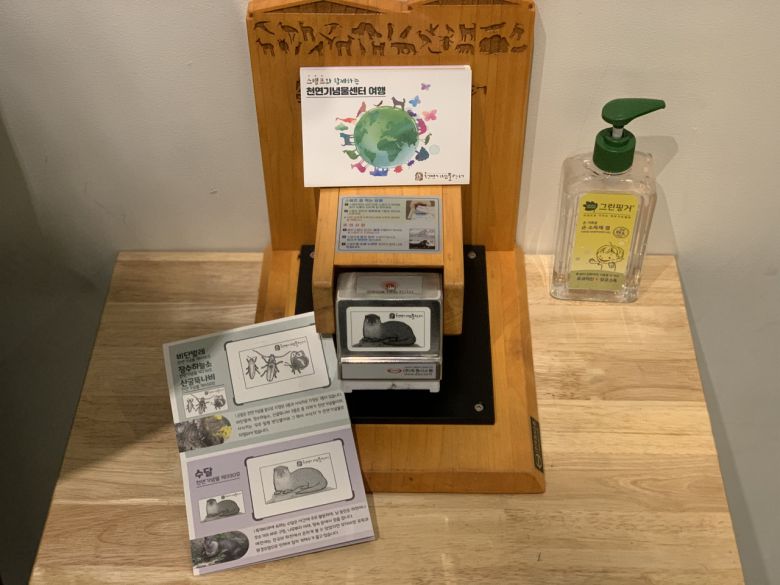 도장찍기 체험. 요즘 인사동에 가면 영어,일어로도 도장을 새겨준다.