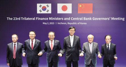 2일 오전 인천시 연수구 오크우드 프리미어 인천에서 열린 ‘한중일 재무장관 및 중앙은행 총재 회의’에서 천칭(왼쪽부터) 인민은행 국제심의관, 왕동웨이 중국 재정부부장, 추경호 부총리, 이창용 총재, 스즈키 슌이치 일본 재무장관, 우에다 가즈오 일본은행 총재가 회의에 앞서 기념촬영을 하고 있다. [연합]