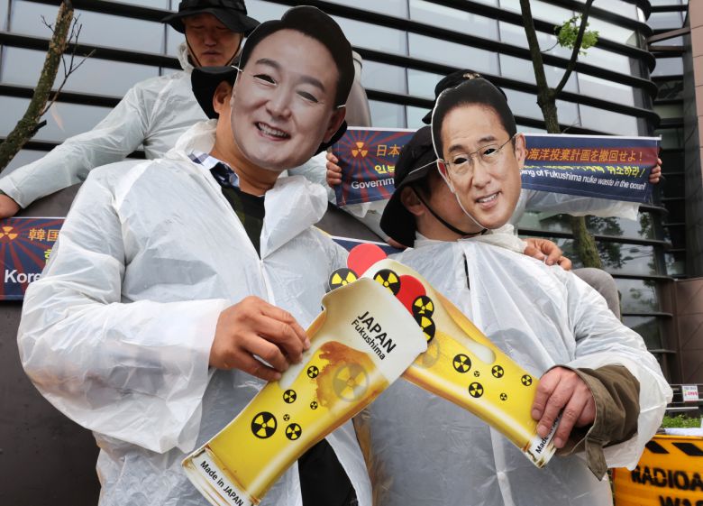 기시다 후미오 일본 총리의 방한을 하루 앞둔 6일 서울 일본대사관 앞에서 시민단체 환경보건시민센터 회원들이 후쿠시마 원전오염수 해양투기에 반대하며 기자회견을 열고 퍼포먼스를 하고 있다. [연합]