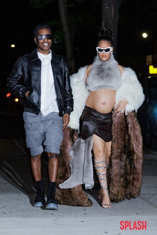 외신은 "35세의 리한나가 임신 중에도 회색 모피 크롭탑과 가죽 갈색 스커트, 입이 떡 벌어지는 모피 코트를 입고 거침없이 D라인을 노출했다"라며 "리한나는 이런 노출에도 자신감 넘치는 포즈로 위풍당당하게 카메라를 향해 걸었다"라고 전했다.