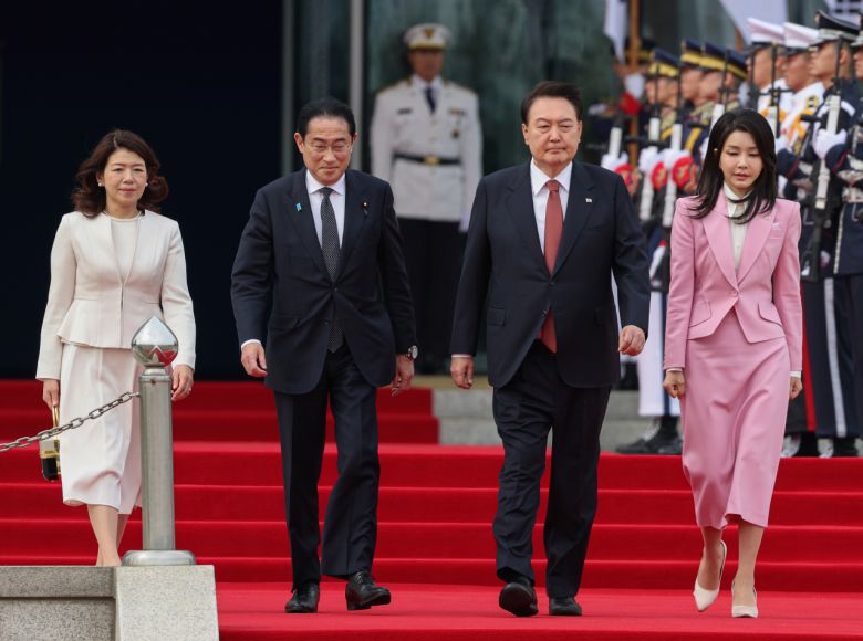 윤석열 대통령과 김건희 여사, 기시다 후미오 일본 총리와 유코 여사가 7일 서울 용산 대통령실에서 열린 공식 환영식에서 함께 연단으로 향하고 있다. [연합]