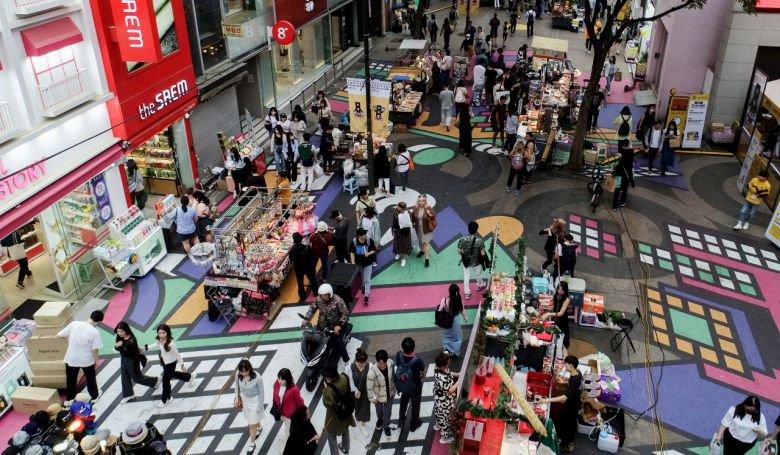서울 중구 명동의 거리에서 시민들이 걸음을 재촉하고 있다.[연합]