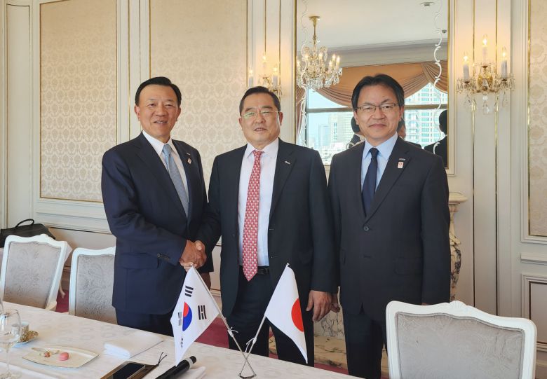 구자열(가운데) 한국무역협회 회장이 9일 일본 오사카에서 일본 관서경제동우회와 가진 오찬 간담회에서 카쿠모토 케이지(왼쪽) 관서경제동우회 대표간사, 미야베 요시유키 위원장(오른쪽)과 만나 포즈를 취하고 있다. [한국무역협회 제공]