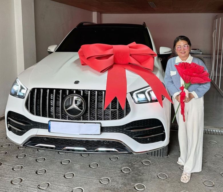 송가인이 어머니에게 선물한 벤츠.[송가인 인스타그램]