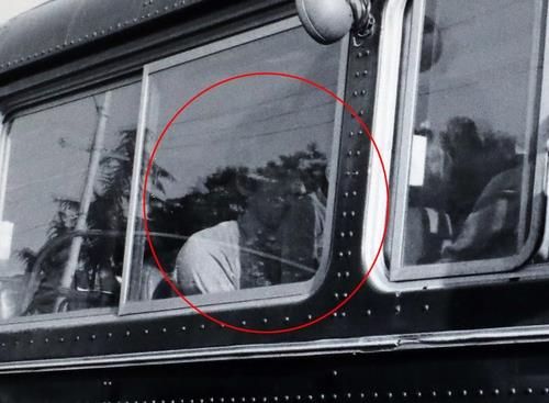 이동춘 목포과학대교수가 어린이를 안고 군용 차량에 타 있는 모습[연합]