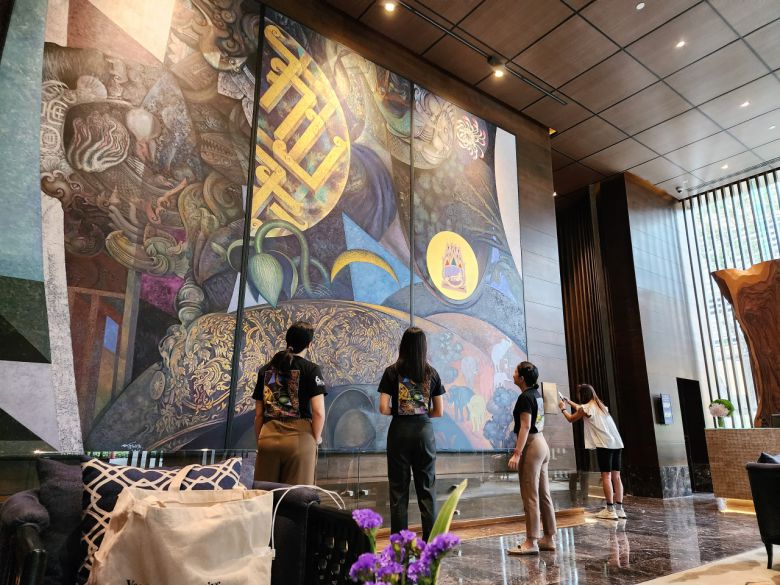 137 필라스 방콕 로비에 걸린 초대형 예술작품은 십장생의 건강과 지속가능성을 얘기하고 있다.