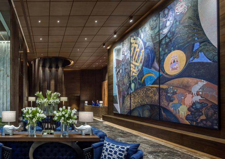 태국 민관 협력 방콕 아트투어의 허브역할을 맡고 있는 137필라스 스위트 & 레지던스 방콕 로비엔, 2014년 태국 국민 예술가로 선정된 판야 비진타나사 작가의 '상서로운 길' 작품이 한쪽 벽면을 가득 채우고 있다.