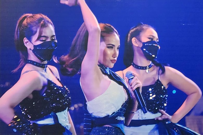 아타야 순타라욘(랑싯대학)의 리오프닝 자축 걸크러쉬 사진작품 '렛츠고'