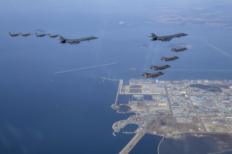 미 공군의 B-1B 전략폭격기가 한반도에 재전개한 가운데 한미 연합공중훈련을 실시하고 있다. [연합]
