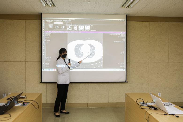 한림대학교동탄성심병원 폐암 다학제통합진료 중 종양의 위치와 특징에 대해 설명하고 있는 호흡기내과 김정현 교수.