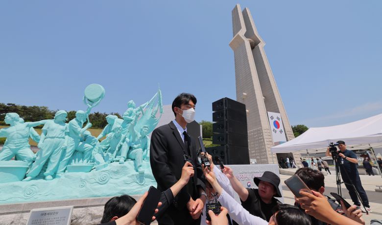 전두환 전 대통령의 손자인 전우원 씨가 17일 오전 광주 북구 운정동 국립 5·18민주묘지에서 열린 추모제례에 참석해 헌화 후 취재진의 질문에 답하고 있다. [연합]