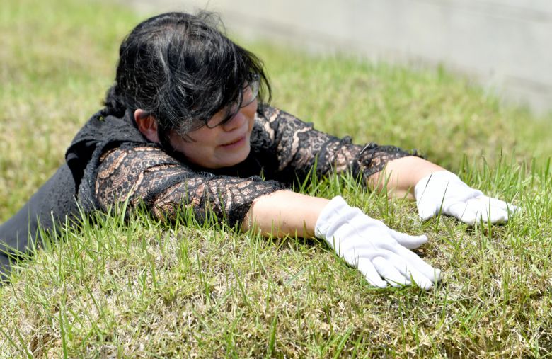 17일 오전 광주 북구 운정동 국립 5·18민주묘지에서 유족이 오열하고 있다. [연합]