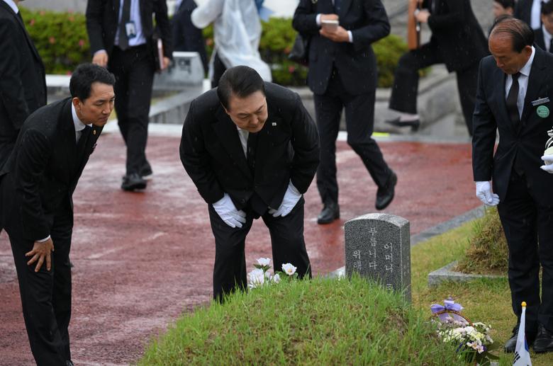 윤석열 대통령이 18일 광주 북구 국립5·18민주묘지에서 열린 제43주년 5·18민주화운동 기념식이 끝난 뒤 묘역을 살펴보고 있다. [연합]
