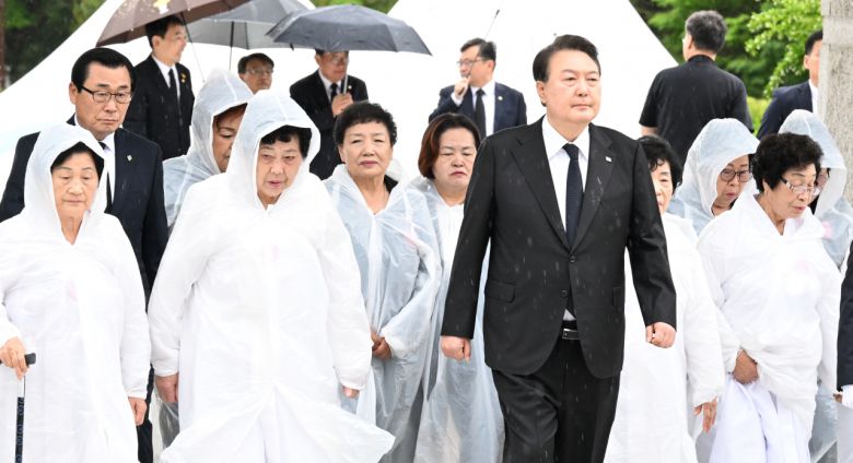 18일 제43주년 5·18민주화운동 기념식이 열리는 광주 북구 운정동 국립 5·18민주묘지에 윤석열 대통령이 오월어머니회 회원들과 기념식장으로 입장하고 있다. 연합뉴스