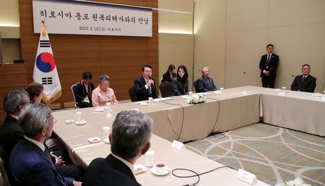 주요 7개국(G7) 정상회의 참석차 일본을 찾은 윤석열 대통령이 19일 일본 히로시마 한 호텔에서 열린 히로시마 동포 원폭 피해자와의 간담회에서 발언하고 있다. [연합]