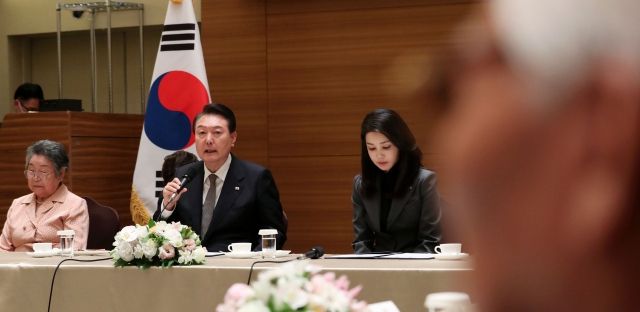 주요 7개국(G7) 정상회의 참석차 일본을 찾은 윤석열 대통령이 19일 일본 히로시마 한 호텔에서 열린 히로시마 동포 원폭 피해자와의 간담회에서 발언하고 있다. [연합]