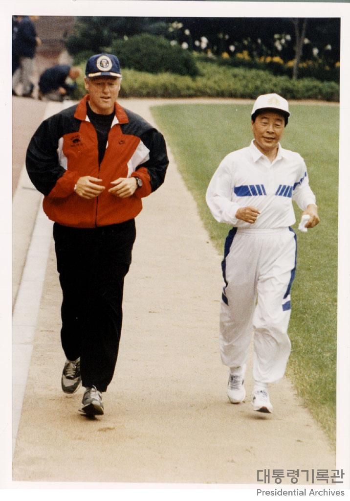 김영삼 대통령이 1993년 7월 방한한 빌 클린턴 미국 대통령과 청와대에서 조깅을 하고 있다. [대통령기록관]